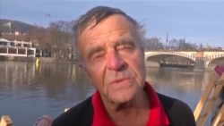 数百捷克人冬泳 庆祝近百年传统