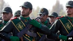 Anggota Korps Pengawal Revolusi Islam Iran melakukan parade di Teheran (foto: dok). Pemerintah AS menjatuhkan sanksi terhadap beberapa pejabat Korps Pengawal Revolusi Islam Iran. 