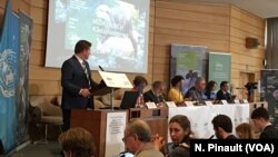 在巴黎出席一次科学家会议的官员推出一份1800页的报告警告说，全球动植物物种正在以前所未有的速度走向灭绝。