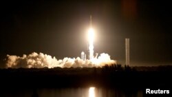 SpaceX猎鹰重型火箭搭载美国军方隐秘的X-37B机器人太空飞机从佛罗里达州卡纳维拉尔角的肯尼迪太空中心升空。(2023年12月28日)