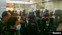 武汉市民在同济医院门诊部排队求医问药。(2020年1月22日)