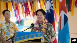 台湾总统府公布的照片显示，台湾总统赖清德在图瓦卢为他举行的一次欢迎仪式上讲话。(2024年12月4日)