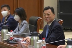 在美国副国务卿谢尔曼抵达天津滨海一号酒店前，中国外交部副部长谢锋在会场等候。（2021年7月26日）