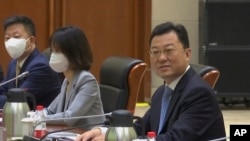 在美国副国务卿谢尔曼抵达天津滨海一号酒店前，时任中国外交部副部长谢锋在会场等候。（美联社2021年7月26日）