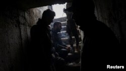 Posada ukrajinskog tenka u bunkeru čeka okončanje granatiranja, nedaleko od istočnog grada Bahmuta, u istočnoj oblasti Donjeck, Ukrajina, 29. marta 2023. (Foto: REUTERS/Violeta Santos Moura)