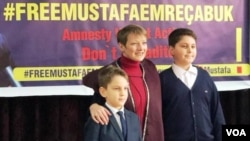 ევროპარლამენტარი ქლერ მუდი თბილისში მუსტაფა ჩაბუქის შვილებთან ერთად