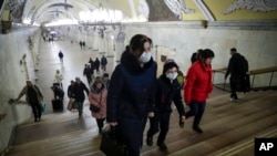 莫斯科地铁站里一名带孩子的妇女。（2020年3月18日）