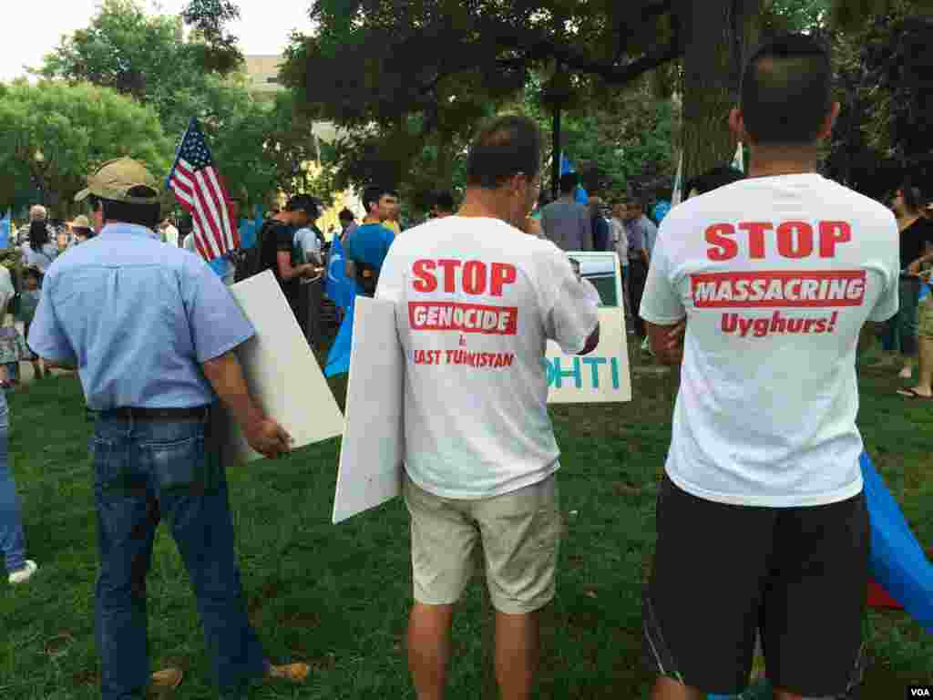 2015年7月12日维吾尔人和支持者在美国首都华盛顿街头游行并聚集在泰国驻美大使馆前抗议泰国把100余名维吾尔人强行递解回中国。(美国之音乌兹别克语组拍摄)