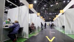 Warga di Berlin, Jerman menerima vaksinasi COVID-19 di Velodrom (foto: dok).