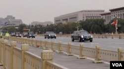 2017年11月8日，美国总统川普车队前往北京故宫途径天安门广场。（美国之音艾德拍摄）