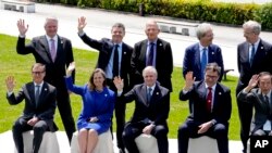 Para Menteri Keuangan dan gubernur bank sentral negara-negara anggota G7 foto bersama dalam pertemuan di Niigata, Jepang, 12 Mei 2023. (Foto: Shuji Kajiyama/AP Photo)