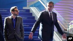 Predsednik Srbije Aleksandar Vučić i predsednik Fondacije „Otvoreno društvo“ Aleks Soroš (AP Photo/Boris Grdanoski)