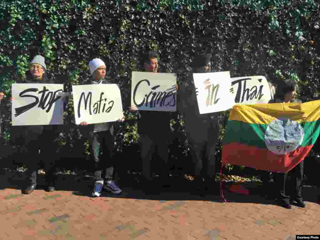 ထိုင်းနိုင်ငံ လိပ်ကျွန်းလူသတ်မှုမှာ သေဒဏ်ချမှတ်ခံထားရတဲ့ မြန်မာနိုင်ငံသား ၂ ဦးရဲ့ အမှုနဲ့ ပတ်သက်ပြီး တရားမျှတစွာ ပြန်လည်ဆုံးဖြတ်ပေးဖို့ အမေရိကန်ပြည်ထောင်စု ဝါရှင်တန်ဒီစီမှာရှိတဲ့ မြန်မာသံရုံးနဲ့ ထိုင်းသံရုံးရှေ့တွေမှာ ပြည်နယ်ပေါင်း ၈ ခုက မြန်မာ့အရေးလှုပ်ရှားသူတွေ တောင်းဆိုဆန္ဒပြ။ (ဓာတ်ပုံ - မခင်အေးမြင့်)