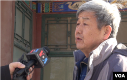 2016年北京两会期间，国企下岗职工金先生说，他完全不了解人大代表的情况，建议公布人民代表公布通讯方式并建立制度，规定人民代表受理选民诉求并限期回复有关处理情况。（美国之音 金子莹拍摄）