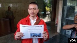 Juru bicara PSI Rian Ernest melaporkan wakil ketua DPR Fadli Zon ke Bareskrim Polri terkait unggahan potong bebek angsa PKI, Selasa (25/9). (Foto: Fathiyah/VOA)