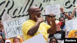 Član Predstavničkog doma Kongresa SAD, Džamal Boumen, tokom predizbornog skupa u Bronksu, 22. juna 2024. godine. (Foto: Reuters/Joy Malone)