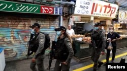 Polisi Israel melakukan patroli di pasar kota Yerusalem, di tengah karantina wilayah akibat kasus Covid-19 di Israel (foto: dok). 