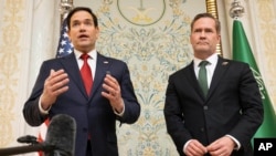 마르코 루비오 미국 국무장관 (왼쪽)과 마이크 왈츠 미국 국가안보보좌관이 2025년 3월 11일 사우디아라비아 제다에서 우크라이나 대표단과의 회담 후 언론과 대화하고 있다.