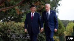 Presiden AS Joe Biden (kanan) dan Presiden China Xi Jinping melakukan pertemuan di Woodside, California di sela-sela KTT APEC, 15 November 2023.