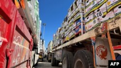 Manyan motoci dauke da kayan tallafin jin kai