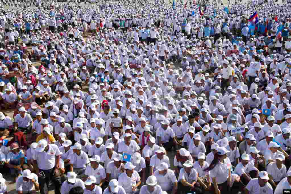 ទិដ្ឋភាពនៃ​សកម្មជន​គណបក្ស​ប្រជាជន​កម្ពុជា​ចូលរួម​ ក្នុង​ថ្ងៃទី១​ នៃ​យុទ្ធនាការ​ឃោសនា​បោះឆ្នោត​ឃុំ សង្កាត់​របស់​គណបក្ស​ប្រជាជន​កម្ពុជា​ ក្នុង​រាជធានី​ភ្នំពេញ​ នៅថ្ងៃ​ទី២០​ ខែ​ឧសភា​ ឆ្នាំ​២០១៧។ (ហ៊ាន សុជាតា/VOA)