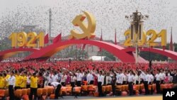 Ljudi mašu kineskim zastavama tokom ceremonije na Tjenanmenu povodom obeležavanja 100. godišnjice osnivanja vladajuće Komunističke partije Kine, u Pekingu, 1. jula 2021. (Foto: AP/Ng Han Guan)