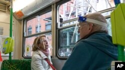 រូបឯកសារ៖ ពលរដ្ឋអូស្ត្រាលីពាក់របាំងការពារការឆ្លងរាលដាលនៃជំងឺកូវីដ១៩ ខណៈធ្វើដំណើរតាមរថភ្លើងនៅទីក្រុង Melbourne ប្រទេសអូស្ត្រាលី កាលពីថ្ងៃទី ៥ ខែសីហា ឆ្នាំ២០២០។