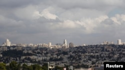 从耶路撒冷城南部边缘的一处居民区远望耶路撒冷。（2014年10月2日）