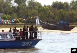 북한 신의주에서 중국인 관광 그룹이 보트를 타고 있다.(자료화면)