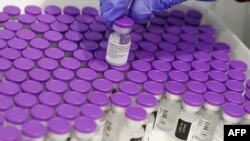 Seorang pekerja kesehatan menyiapkan satu dosis vaksin Covid-19 buatan Pfizer-BioNtech di pusat vaksinasi di Kotamadya Tel Aviv-Yafo dan Tel Aviv Sourasky Medical Center, Tel Aviv, Israel, Kamis, 31 Desember 2020.