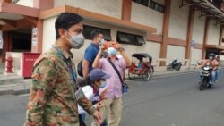 Wali Kota Solo Gibran Rakabuming Raka (kiri) berjalan di sekitar Pasar Klewer Solo untuk mengembalikan uang hasil pungli yang dilakukan lurah setempat dan meminta maaf pada ratusan warga korban pungli, Minggu (2/5). (Foto: VOA/ Yudha Satriawan)