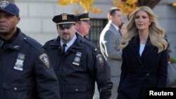 Ćerka bivšeg predsjednika Donalda Trampa, Ivanka, stiže u sudnicu u Njujorku (Foto: REUTERS/Andrew Kelly)