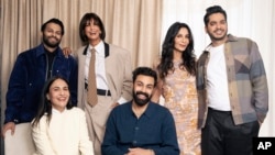 Para pemeran di Serial Komedi "Deli Boys" dari kiri: Poorna Jagannathan, Michelle Nader, Abdullah Saeed, Jenni Konner dan Saagar Shaikh, di Los Angeles, 25 Februari 2025. (Foto: Rebecca Cabage/Invision/AP)