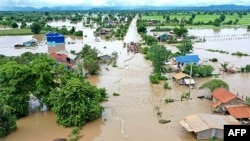 ទិដ្ឋភាពពីលើអាកាសបង្ហាញពីគ្រោះទឹកជំនន់នៅខេត្តបាត់ដំបង បន្ទាប់ពីភ្លៀងធ្លាក់ខ្លាំង កាលពីថ្ងៃទី១០ ខែតុលា ឆ្នាំ២០២០។