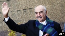 Aktor legendaris Sir Sean Connery saat mempromosikan bukunya, "Being a Scot" di Festival Buku Internasional Edinburgh di Edinburgh, Skotlandia, 25 Agustus 2008. (Foto: AFP)