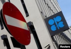 Logo Organisasi Negara Pengekspor Minyak (OPEC) terlihat di kantor pusatnya di Wina, Austria, 21 Agustus 2015. (Foto: Reuters)