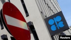 Logo Organisasi Negara Pengekspor Minyak (OPEC) terlihat di kantor pusatnya di Wina, Austria. (Foto: Reuters)