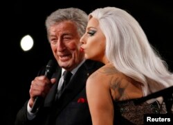 Lady Gaga membawakan lagu "Cheek to Cheek" bersama Tony Bennett pada acara penganugerahan penghargaan tahunan Grammy ke-57 di Los Angeles, California, 8 Februari 2015.
