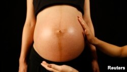 រូបឯកសារ៖ ស្ត្រី​មាន​ផ្ទៃ​ពោះ​ជិត​គ្រប់​ខែ​ក្នុង​ប្រទេស​ជប៉ុន។ (រូបថត Reuters)
