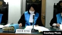 Majelis hakim PTUN Jakarta yang memimpin sidang putusan gugatan internet Papua. (Foto: Courtesy)