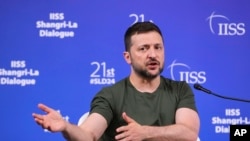 乌克兰总统泽连斯基在新加坡香格里拉对话会的记者会上讲话。（2024年6月2日）