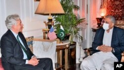 Direktor CIA Vilijam Berns tokom sastanka sa glavnokomandujućim pakistanske vojske generalom Kamarom Džavadom Bađvom, u Ravalpindiju, u Pakistanu, 9. septebra 2921.