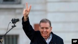 FILE - Venezuelan opposition leader Edmundo Gonzalez waves to supporters at Puerta del Sol in Madrid, Spain, Sept. 28, 2024. The U.S. government recognized Gonzalez as president-elect of Venezuela on Tuesday, months after President Nicolas Maduro claimed he won the July election.
