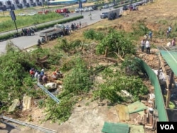 Additional eleven families of Boeng Kok residences had their house bulldozed by Shukaku INC as land dispute continues at Boeng Kok, in Phnom Penh, May 27, 2019. (Tum Malis/ VOA Khmer)
