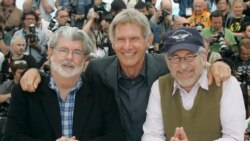 ARHIVA - 17. maj 2008. Producent Džordž Lukas, Harison Ford i reditelj Stiven Spilberg na premijeri filma "Indijana Džons i kraljevstvo kristalne lobanje" na 61. međunarodnom filmskom festivalu u Kanu.