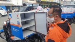 Armada Ojek Pasar dari pasarpalu.com yang disiapkan sebagai sarana pengantaran produk kepada konsumen, 6 Juli 2020. (Foto:VOA/Yoanes Litha)