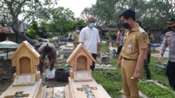 Sekelompok anak merusak belasan makam Kristen di Solo. Polisi masih menyelidiki dugaan doktrin intoleransi pada anak-anak yang berujung pada tindakan intoleran ini. (Foto: VOA/Yudha)