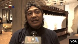 Dalang Ki Suharno lulusan dari Institut Seni Indonesia, Yogyakarta (Foto: VOA).