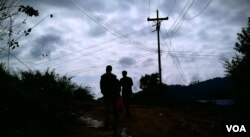 谢先生带记者来到泰缅界山的一处偷渡小径。（美国之音朱诺拍摄，2016年2月13日）