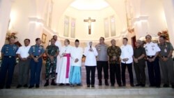 Forkompimda Jawa Timur saat mengunjungi Gereja Katolik Hati Kudus Yesus, Katedral Surabaya, saat Misa Malam Natal. (Foto: VOA/ Petrus Riski).